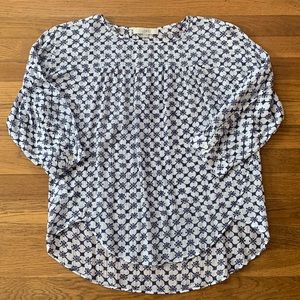 Loft blue/white print top with dropped shoulders, high/low hem, 3/4 sleeves.